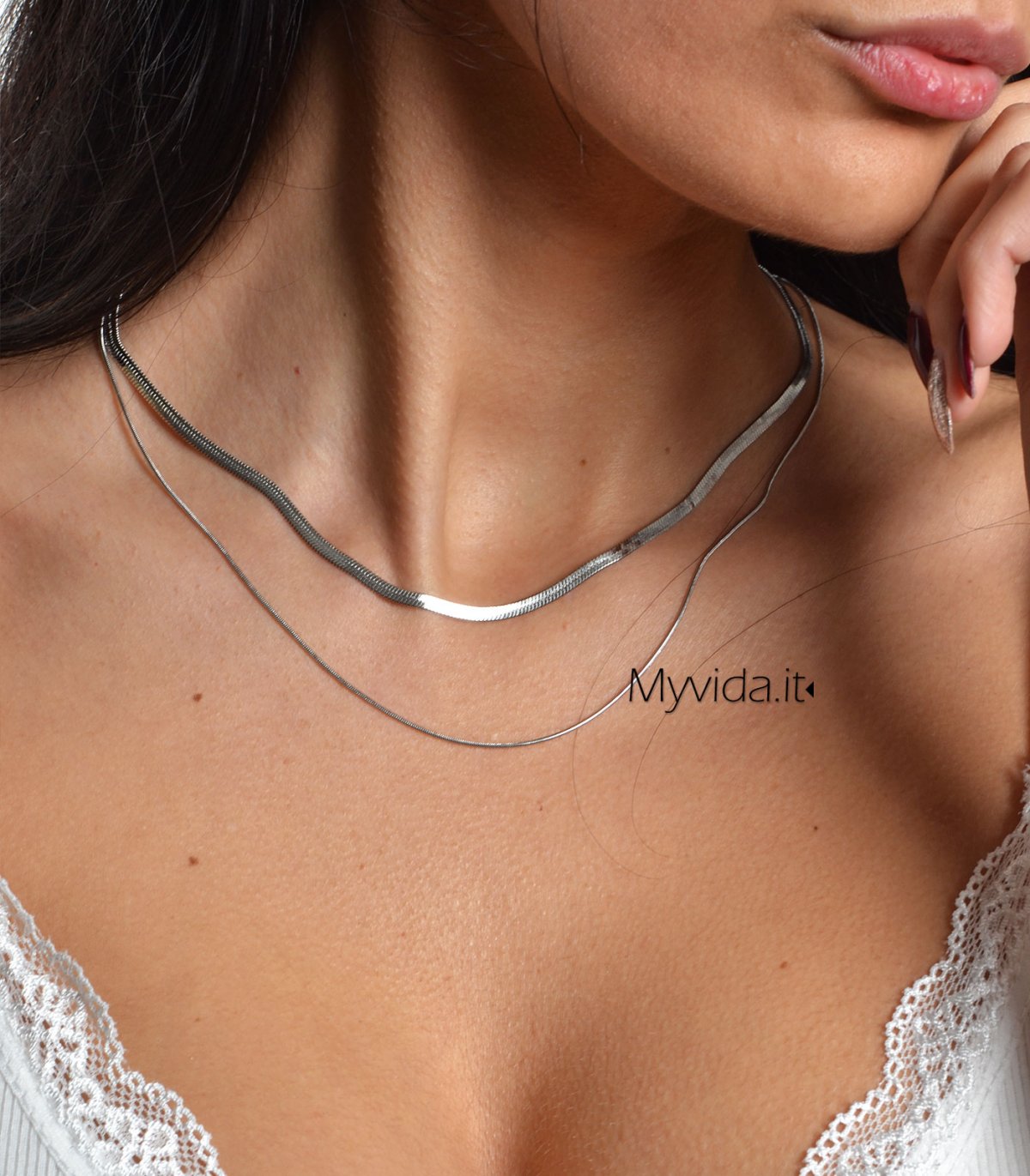 https://www.myvida.it/files/styles/zoom/public/images/products/Collana%20collare%20donna%20girocollo%20doppio/collana_collare_donna_girocollo_doppio.jpg?itok=FPzlV8Js